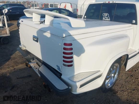 ✅ 1997 Chevrolet Silverado 1500 • VIN: 2GBEC19R2V1116045 • Lot: 43708087. Wystawiony na IAAI z przebiegiem 176 084 mil. Bezpłatny archiwum sprzedaży aukcyjnych z USA i szczegółowy raport historii pojazdu na DreamBid. Zdjęcie 19.