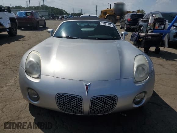 ✅ 2007 Pontiac Solstice • VIN: 1G2MB35B07Y136152 • Lot: 70101445. Wystawiony na Copart z przebiegiem 55 850 mil. Bezpłatny archiwum sprzedaży aukcyjnych z USA i szczegółowy raport historii pojazdu na DreamBid. Zdjęcie 5.