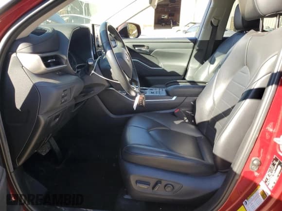 ✅ 2021 Toyota Highlander XLE • VIN: 5TDGZRBH2MS535930 • Lot: 85818175. Listed on Copart with 64,455 mi. Free auction sales archive from the USA and detailed vehicle history report at DreamBid. Image 7.