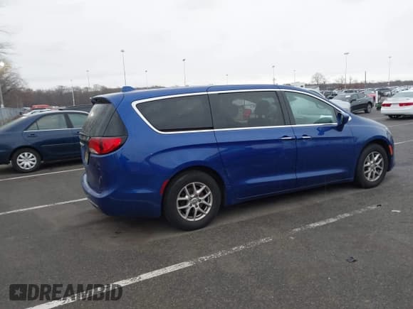 ✅ 2020 Chrysler Pacifica Touring • VIN: 2C4RC1FG3LR283206 • Lot: 43823700. Listed on IAAI with 161,511 mi. Free auction sales archive from the USA and detailed vehicle history report at DreamBid. Image 4.