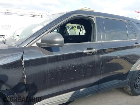 ✅ 2022 Ford Police Interceptor Utility • VIN: 1FM5K8AB5NGC23658 • Lot: 41146628. Wystawiony na IAAI z przebiegiem 16 840 mil. Bezpłatny archiwum sprzedaży aukcyjnych z USA i szczegółowy raport historii pojazdu na DreamBid. Zdjęcie 13.