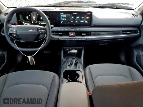 ✅ 2025 Kia K4 LXS • VIN: 3KPFT4DE0SE046422 • Lot: 94164055. Wystawiony na Copart z przebiegiem 23 194 mil. Bezpłatny archiwum sprzedaży aukcyjnych z USA i szczegółowy raport historii pojazdu na DreamBid. Zdjęcie 8.