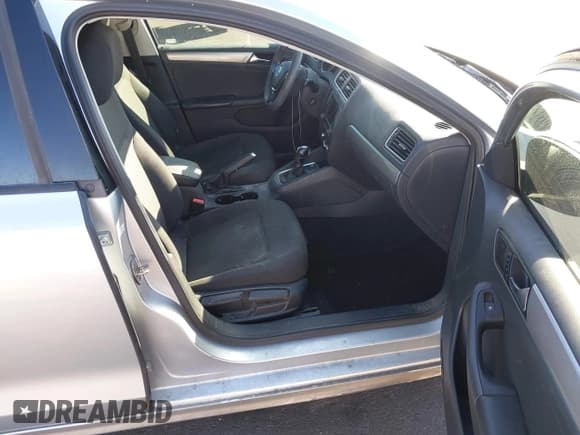 ✅ 2016 Volkswagen Jetta SE • VIN: 3VWD67AJ6GM252890 • Лот: 43623969. Опубликован ранее на IAAI с пробегом 137 046 миль. Бесплатный доступ к архиву аукционных продаж из США и подробный отчёт об истории автомобиля на DreamBid. Изображение 5.