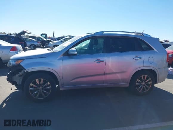 ✅ 2013 Kia Sorento SX • VIN: 5XYKW4A27DG393171 • Lot: 43720388. Listed on IAAI with 232,851 mi. Free auction sales archive from the USA and detailed vehicle history report at DreamBid. Image 14.