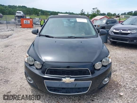 2015 Chevrolet Sonic LT z VIN 1G1JC6SB0F4157826, wystawiony jako IAAI lot #42503574 z przebiegiem 101 437 mil mil oraz . Historia ofert i sprzedaży dostępna na DreamBid. Obrazek 12.