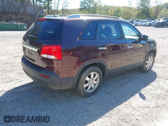 ✅ 2011 Kia Sorento LX • VIN: 5XYKTDA16BG068914 • Lot: 43371696. Listed on IAAI with 89,205 mi. Free auction sales archive from the USA and detailed vehicle history report at DreamBid. Image 4.