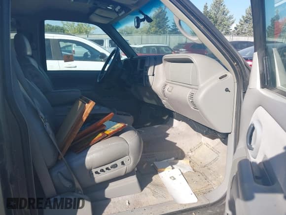 ✅ 1999 Chevrolet Suburban • VIN: 3GNFK16R9XG147947 • Lot: 43211972. Wystawiony na IAAI z przebiegiem 63 492 mil. Bezpłatny archiwum sprzedaży aukcyjnych z USA i szczegółowy raport historii pojazdu na DreamBid. Zdjęcie 5.