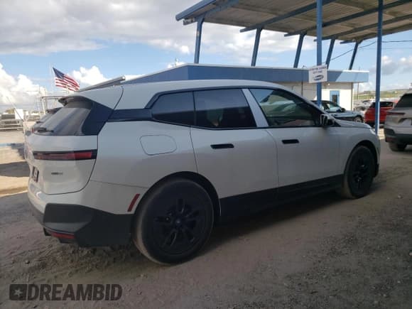 ✅ 2025 BMW iX xDrive50 • VIN: WB523CF08SCS84595 • Lot: 89628375. Wystawiony na Copart z przebiegiem 10 mil. Bezpłatny archiwum sprzedaży aukcyjnych z USA i szczegółowy raport historii pojazdu na DreamBid. Zdjęcie 3.