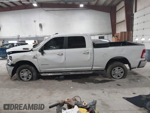 ✅ 2022 Ram 2500 Big Horn • VIN: 3C6UR5DL6NG436791 • Lot: 42287288. Wystawiony na IAAI z przebiegiem 62 207 mil. Bezpłatny archiwum sprzedaży aukcyjnych z USA i szczegółowy raport historii pojazdu na DreamBid. Zdjęcie 15.