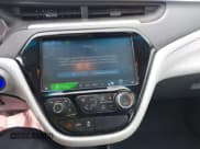 ✅ 2019 Chevrolet Bolt EV Premier • VIN: 1G1FZ6S07K4101038 • Lot: 41597966. Wystawiony na IAAI z przebiegiem 175 393 mil. Bezpłatny archiwum sprzedaży aukcyjnych z USA i szczegółowy raport historii pojazdu na DreamBid. Zdjęcie 18.