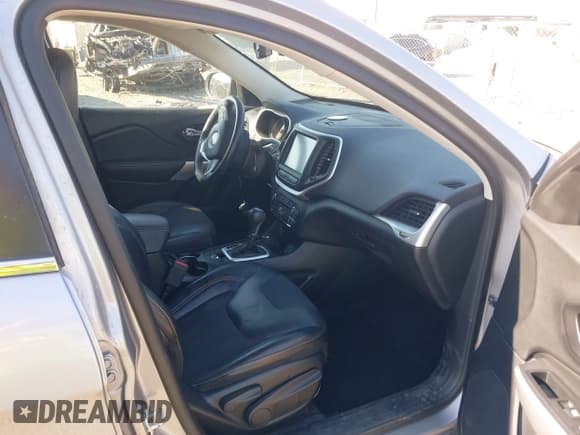 ✅ 2018 Jeep Cherokee Latitude Plus • VIN: 1C4PJMLX0JD551065 • Lot: 42721141. Wystawiony na IAAI z przebiegiem 80 031 mil. Bezpłatny archiwum sprzedaży aukcyjnych z USA i szczegółowy raport historii pojazdu na DreamBid. Zdjęcie 5.