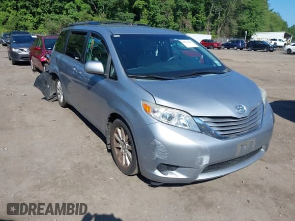 ✅ 2015 Toyota Sienna LE • VIN: 5TDJK3DC4FS099108 • Лот: 42611201. Опубликован ранее на IAAI с пробегом 154 728 миль. Бесплатный доступ к архиву аукционных продаж из США и подробный отчёт об истории автомобиля на DreamBid. Изображение 1.