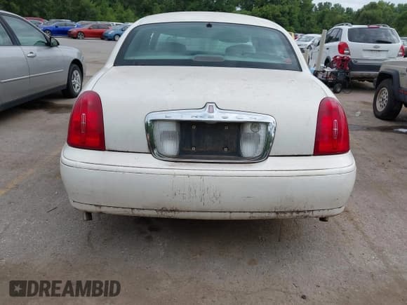 ✅ 1998 Lincoln Town Car Signature • VIN: 1LNFM82W5WY678263 • Lot: 42884109. Listed on IAAI with 128,024 mi. Free auction sales archive from the USA and detailed vehicle history report at DreamBid. Image 17.