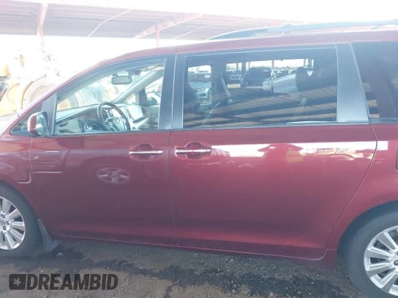 ✅ 2015 Toyota Sienna Limited • VIN: 5TDDK3DC1FS107467 • Lot: 42548047. Wystawiony na IAAI z przebiegiem 202 673 mil. Bezpłatny archiwum sprzedaży aukcyjnych z USA i szczegółowy raport historii pojazdu na DreamBid. Zdjęcie 14.