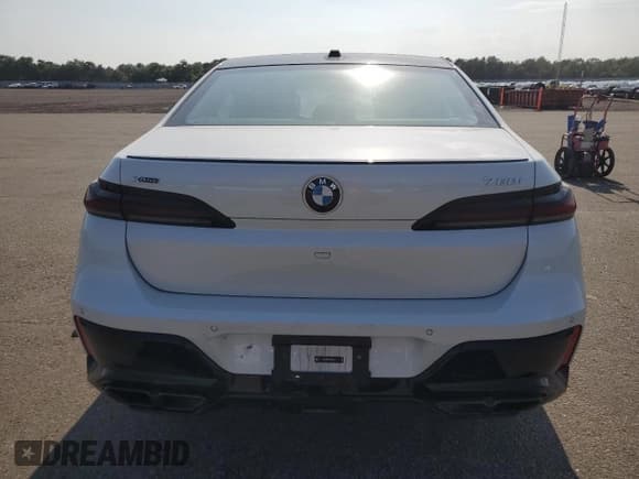 ✅ 2024 BMW 7 Series 760i xDrive • VIN: WBA33EJ05RCR10400 • Lot: 65119055. Wystawiony na Copart z przebiegiem 25 437 mil. Bezpłatny archiwum sprzedaży aukcyjnych z USA i szczegółowy raport historii pojazdu na DreamBid. Zdjęcie 6.