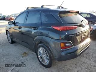 ✅ 2020 Hyundai Kona SEL • VIN: KM8K22AA7LU476048 • Лот: 77259854. Опубликован ранее на Copart с пробегом 53 236 миль. Бесплатный доступ к архиву аукционных продаж из США и подробный отчёт об истории автомобиля на DreamBid. Изображение 2.