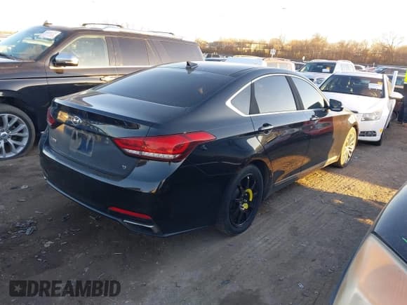 ✅ 2015 Hyundai Genesis 3.8L • VIN: KMHGN4JE7FU027646 • Lot: 41427686. Wystawiony na IAAI z przebiegiem 120 114 mil. Bezpłatny archiwum sprzedaży aukcyjnych z USA i szczegółowy raport historii pojazdu na DreamBid. Zdjęcie 4.