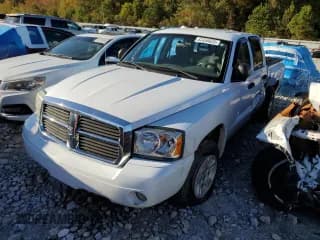 ✅ 2006 Dodge Dakota SLT • VIN: 1D7HE48N86S525225 • Lot: 82058025. Wystawiony na Copart z przebiegiem Nie podano. Bezpłatny archiwum sprzedaży aukcyjnych z USA i szczegółowy raport historii pojazdu na DreamBid. Zdjęcie 1.