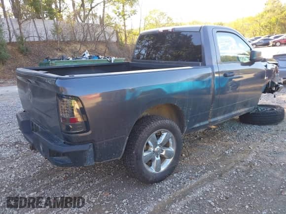 2015 Ram 1500 Express z VIN 3C6JR6AT8FG574458, wystawiony jako IAAI lot #43334806 z przebiegiem 67 164 mil mil oraz . Historia ofert i sprzedaży dostępna na DreamBid. Obrazek 4.