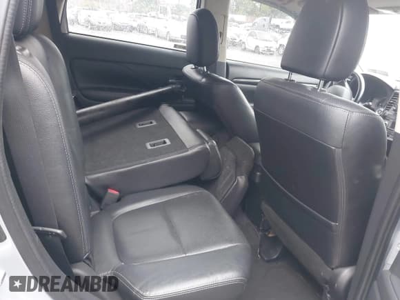 ✅ 2016 Mitsubishi Outlander SE • VIN: JA4AZ3A33GZ044076 • Lot: 42267545. Listed on IAAI with 153,340 mi. Free auction sales archive from the USA and detailed vehicle history report at DreamBid. Image 8.
