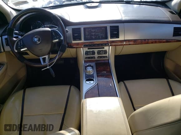 ✅ 2015 Jaguar XF Portfolio • VIN: SAJWJ0FFXF8U66596 • Lot: 45727005. Wystawiony na Copart z przebiegiem 66 312 mil. Bezpłatny archiwum sprzedaży aukcyjnych z USA i szczegółowy raport historii pojazdu na DreamBid. Zdjęcie 8.