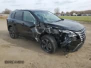 ✅ 2025 Nissan Rogue SV • VIN: 5N1BT3BA9SC806987 • Lot: 90746025. Wystawiony na Copart z przebiegiem 5 803 mil. Bezpłatny archiwum sprzedaży aukcyjnych z USA i szczegółowy raport historii pojazdu na DreamBid. Zdjęcie 4.