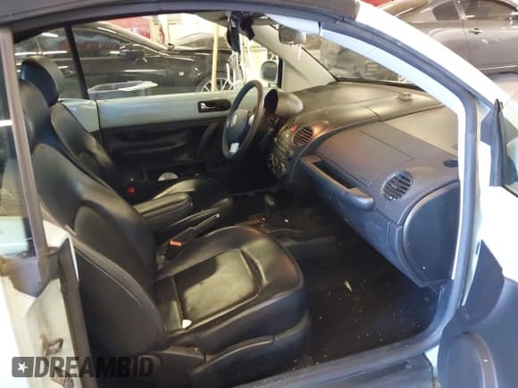 ✅ 2006 Volkswagen Beetle • VIN: 3VWRF31Y36M320055 • Lot: 42015054. Wystawiony na IAAI z przebiegiem 123 350 mil. Bezpłatny archiwum sprzedaży aukcyjnych z USA i szczegółowy raport historii pojazdu na DreamBid. Zdjęcie 5.