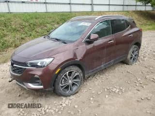 ✅ 2022 Buick Encore GX Essence • VIN: KL4MMFSL3NB013377 • Lot: 60407345. Wystawiony na Copart z przebiegiem 50 231 mil. Bezpłatny archiwum sprzedaży aukcyjnych z USA i szczegółowy raport historii pojazdu na DreamBid. Zdjęcie 1.