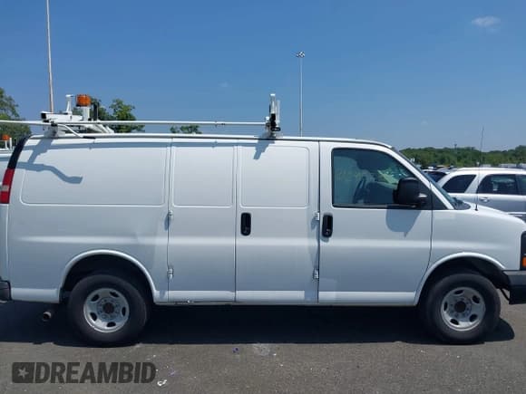 ✅ 2015 Chevrolet Express Cargo • VIN: 1GCWGFCF6F1158726 • Lot: 42902480. Wystawiony na IAAI z przebiegiem 172 635 mil. Bezpłatny archiwum sprzedaży aukcyjnych z USA i szczegółowy raport historii pojazdu na DreamBid. Zdjęcie 13.