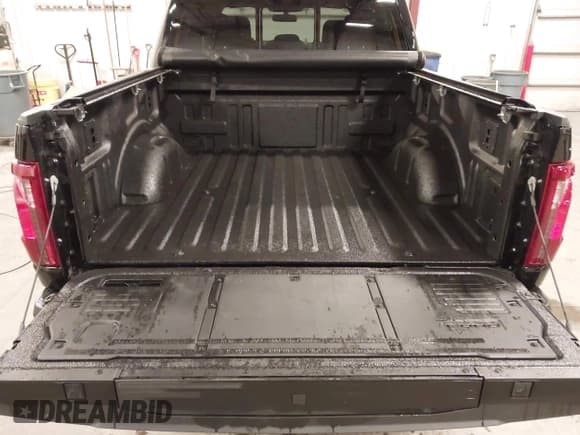 ✅ 2024 Ford F-150 XLT • VIN: 1FTEW3LP6RFC22454 • Lot: 43657512. Wystawiony na IAAI z przebiegiem 6 214 mil. Bezpłatny archiwum sprzedaży aukcyjnych z USA i szczegółowy raport historii pojazdu na DreamBid. Zdjęcie 17.