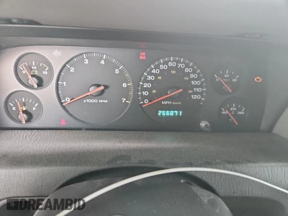 ✅ 2000 Jeep Grand Cherokee Laredo • VIN: 1J4GW48S1YC389472 • Lot: 81714815. Listed on Copart with 266,871 mi. Free auction sales archive from the USA and detailed vehicle history report at DreamBid. Image 9.