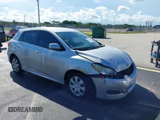 ✅ 2009 Toyota Matrix • VIN: 2T1KU40E29C165955 • Lot: 43226534. Wystawiony na IAAI z przebiegiem 131 004 mil. Bezpłatny archiwum sprzedaży aukcyjnych z USA i szczegółowy raport historii pojazdu na DreamBid. Zdjęcie 1.