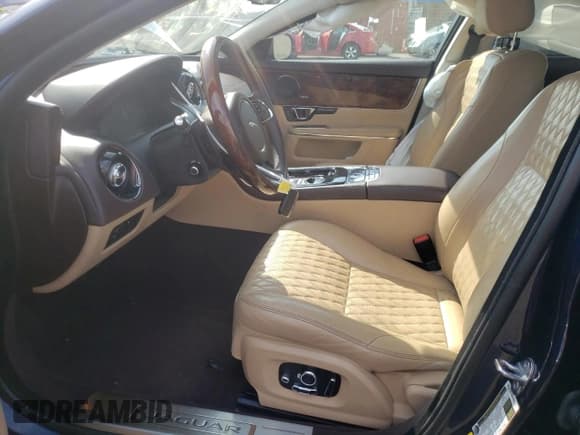 ✅ 2019 Jaguar XJ Portfolio • VIN: SAJWJ2GD0K8W19683 • Lot: 71198394. Listed on Copart with 43,827 mi. Free auction sales archive from the USA and detailed vehicle history report at DreamBid. Image 7.