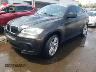 ✅ 2013 BMW X6 M • VIN: 5YMGZ0C50D0C40144 • Lot: 64889554. Wystawiony na Copart z przebiegiem 91 024 mil. Bezpłatny archiwum sprzedaży aukcyjnych z USA i szczegółowy raport historii pojazdu na DreamBid. Zdjęcie 1.