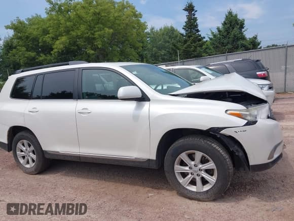 ✅ 2013 Toyota Highlander Plus • VIN: 5TDBK3EH7DS243892 • Lot: 42830358. Listed on IAAI with Not provided. Free auction sales archive from the USA and detailed vehicle history report at DreamBid. Image 12.