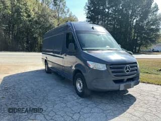 ✅ 2019 Mercedes-Benz Sprinter Cargo • VIN: WD4PF1CD8KP143442 • Lot: 90402875. Wystawiony na Copart z przebiegiem 101 458 mil. Bezpłatny archiwum sprzedaży aukcyjnych z USA i szczegółowy raport historii pojazdu na DreamBid. Zdjęcie 1.