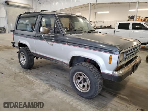 ✅ 1988 Ford Bronco • VIN: 1FMCU14T4JUA54161 • Lot: 76312054. Wystawiony na Copart z przebiegiem 34 932 mil. Bezpłatny archiwum sprzedaży aukcyjnych z USA i szczegółowy raport historii pojazdu na DreamBid. Zdjęcie 4.
