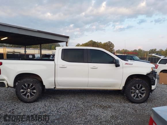 ✅ 2020 Chevrolet Silverado 1500 RST • VIN: 3GCUYEET9LG110801 • Lot: 43146146. Listed on IAAI with 145,879 mi. Free auction sales archive from the USA and detailed vehicle history report at DreamBid. Image 13.