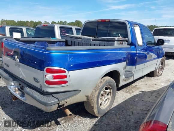 ✅ 1998 Ford F-150 XL • VIN: 1FTRX07L9WKB52729 • Lot: 41599414. Wystawiony na IAAI z przebiegiem 343 167 mil. Bezpłatny archiwum sprzedaży aukcyjnych z USA i szczegółowy raport historii pojazdu na DreamBid. Zdjęcie 4.