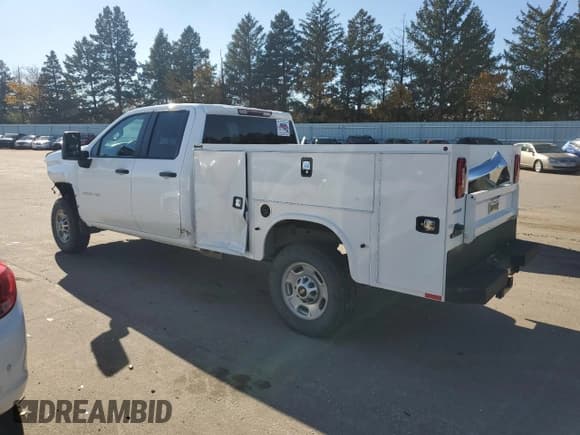 ✅ 2022 Chevrolet Silverado 2500HD • VIN: 1GB2WLE7XNF141794 • Lot: 79089104. Wystawiony na Copart z przebiegiem 55 043 mil. Bezpłatny archiwum sprzedaży aukcyjnych z USA i szczegółowy raport historii pojazdu na DreamBid. Zdjęcie 2.