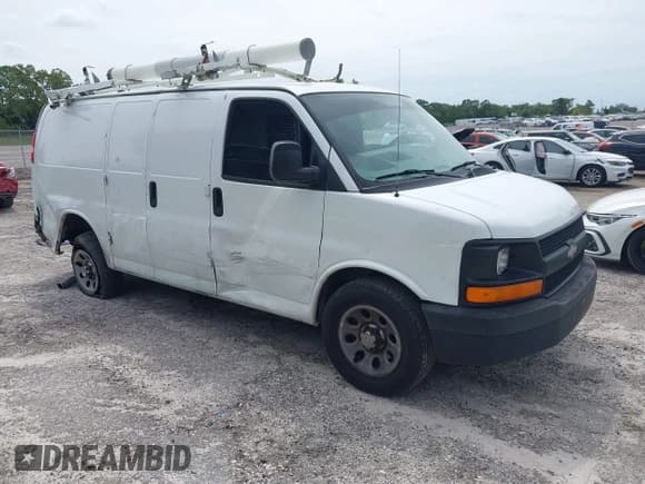 ✅ 2014 Chevrolet Express Cargo • VIN: 1GCSGAFX7E1182411 • Lot: 43142948. Wystawiony na IAAI z przebiegiem 248 561 mil. Bezpłatny archiwum sprzedaży aukcyjnych z USA i szczegółowy raport historii pojazdu na DreamBid. Zdjęcie 1.