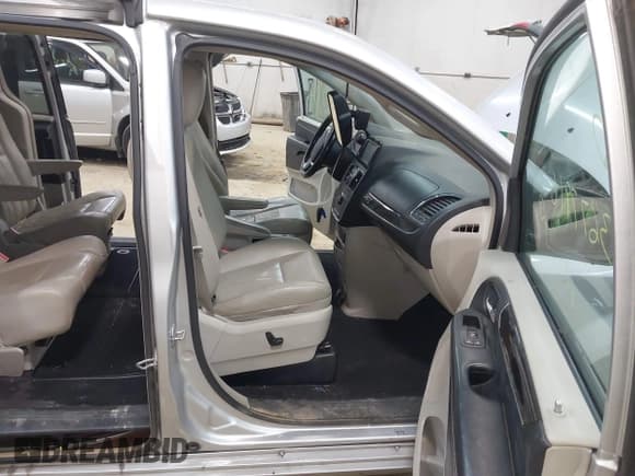 ✅ 2011 Chrysler Town & Country Touring • VIN: 2A4RR8DG0BR784363 • Lot: 43677916. Wystawiony na IAAI z przebiegiem 227 780 mil. Bezpłatny archiwum sprzedaży aukcyjnych z USA i szczegółowy raport historii pojazdu na DreamBid. Zdjęcie 5.