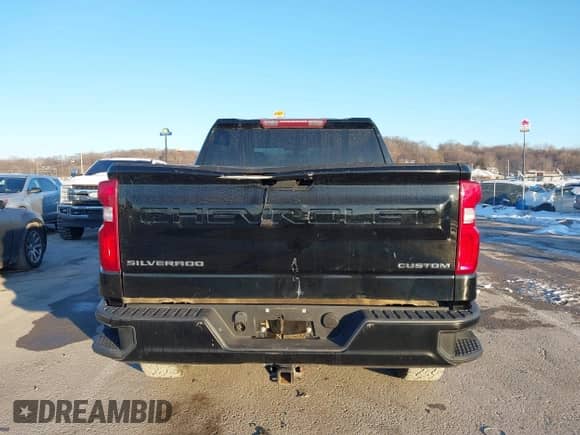 2019 Chevrolet Silverado 1500 Custom Trail Boss z VIN 3GCPYCEH7KG121386, wystawiony jako IAAI lot #41357405 z przebiegiem 100 355 mil mil oraz . Historia ofert i sprzedaży dostępna na DreamBid. Obrazek 17.