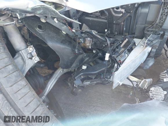 ✅ 2023 BMW M4 Competition xDrive • VIN: WBS43AZ01PCM48086 • Lot: 40899240. Wystawiony na IAAI z przebiegiem 9 597 mil. Bezpłatny archiwum sprzedaży aukcyjnych z USA i szczegółowy raport historii pojazdu na DreamBid. Zdjęcie 18.