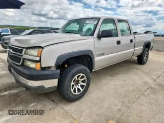 ✅ 2006 Chevrolet Silverado 2500HD Work Truck • VIN: 1GCHC23U66F225095 • Lot: 81761925. Wystawiony na Copart z przebiegiem 355 706 mil. Bezpłatny archiwum sprzedaży aukcyjnych z USA i szczegółowy raport historii pojazdu na DreamBid. Zdjęcie 1.