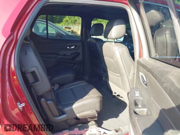 ✅ 2022 Chevrolet Traverse LT • VIN: 1GNEVHKW9NJ146039 • Lot: 42237408. Wystawiony na IAAI z przebiegiem 42 550 mil. Bezpłatny archiwum sprzedaży aukcyjnych z USA i szczegółowy raport historii pojazdu na DreamBid. Zdjęcie 8.