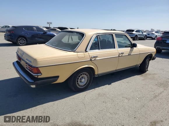 ✅ 1984 Mercedes-Benz 300 D • VIN: WDBAB33A9EA147115 • Lot: 61462545. Listed on Copart with 285,650 mi. Free auction sales archive from the USA and detailed vehicle history report at DreamBid. Image 3.