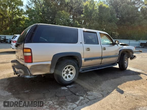 ✅ 2000 Chevrolet Suburban LS • VIN: 3GNFK16T3YG146564 • Лот: 80698105. Опубликован ранее на Copart с пробегом Не указан. Бесплатный доступ к архиву аукционных продаж из США и подробный отчёт об истории автомобиля на DreamBid. Изображение 3.
