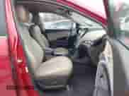 2017 Hyundai Santa Fe 2.0T z VIN 5XYZU4LA6HG409438, wystawiony jako IAAI lot #41680534 z przebiegiem 84 035 mil mil oraz . Historia ofert i sprzedaży dostępna na DreamBid. Obrazek 5.