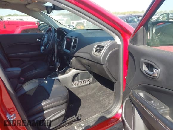 ✅ 2017 Jeep Compass Latitude • VIN: 3C4NJCBB6HT669360 • Lot: 43394313. Wystawiony na IAAI z przebiegiem 60 393 mil. Bezpłatny archiwum sprzedaży aukcyjnych z USA i szczegółowy raport historii pojazdu na DreamBid. Zdjęcie 5.